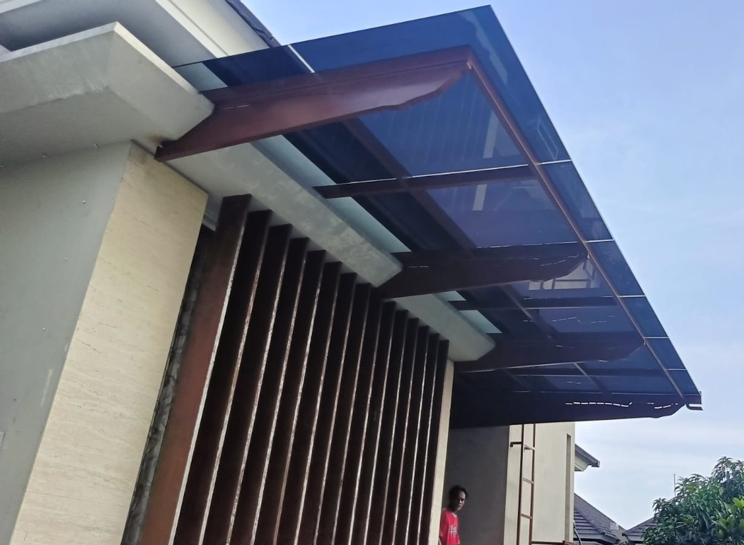 Kanopi kaca tempered modern untuk rumah minimalis di Yogyakarta